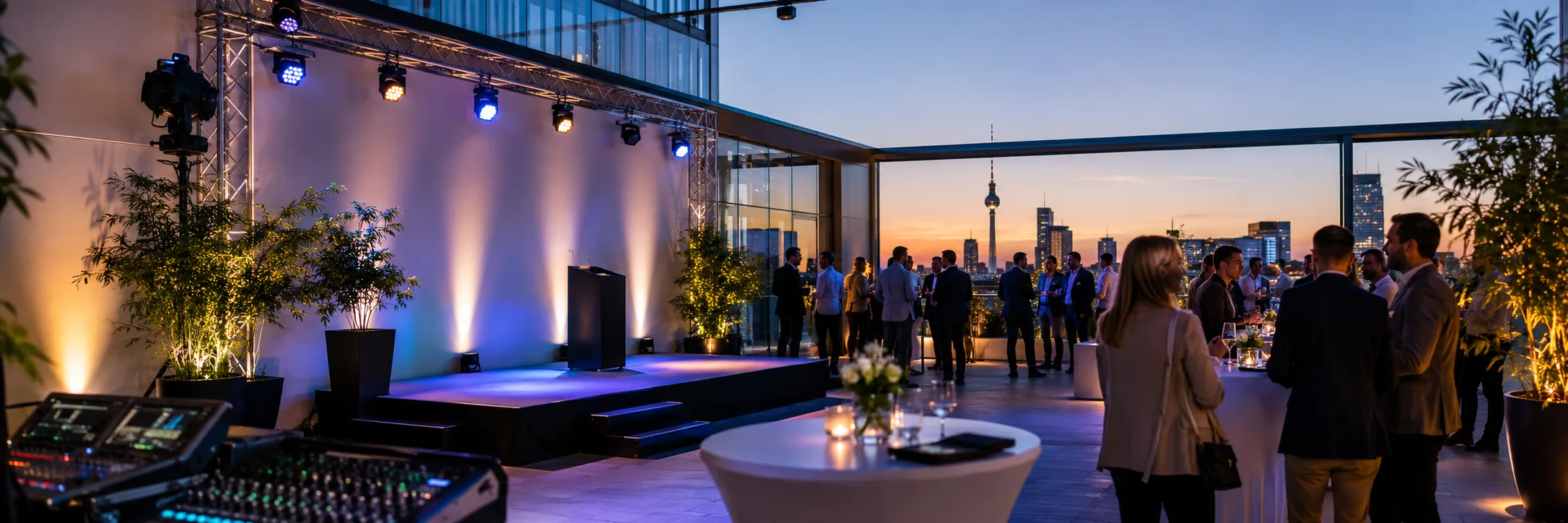 Firmenveranstaltung in Berlin mit gedeckten Tischen, Präsentationsfläche und Veranstaltungstechnik in einem modernen Eventsaal