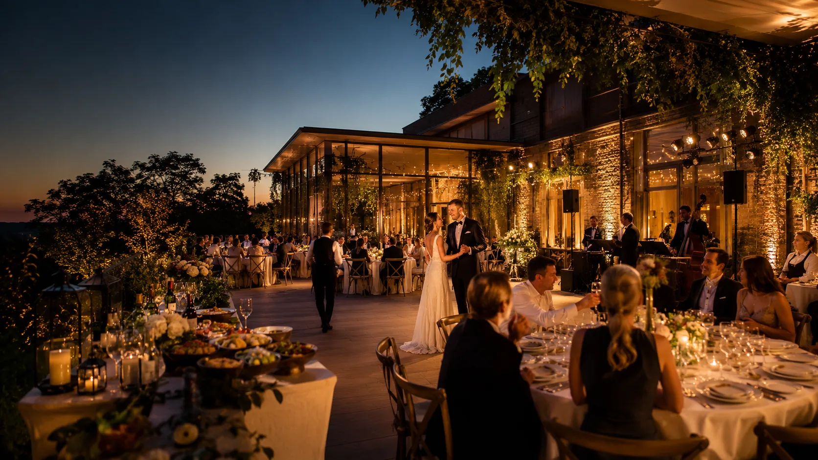 Hochzeitslocation in Berlin und Brandenburg mit gedeckter Tafel, Blumendekoration, Kerzenlicht und warmer Ambientebeleuchtung